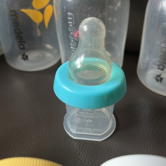 5- 5ozs Medela Breastfeeding Bottles, 9- 2 ozs bottles, Saftey First Medcine lot - Picture 5 of 15